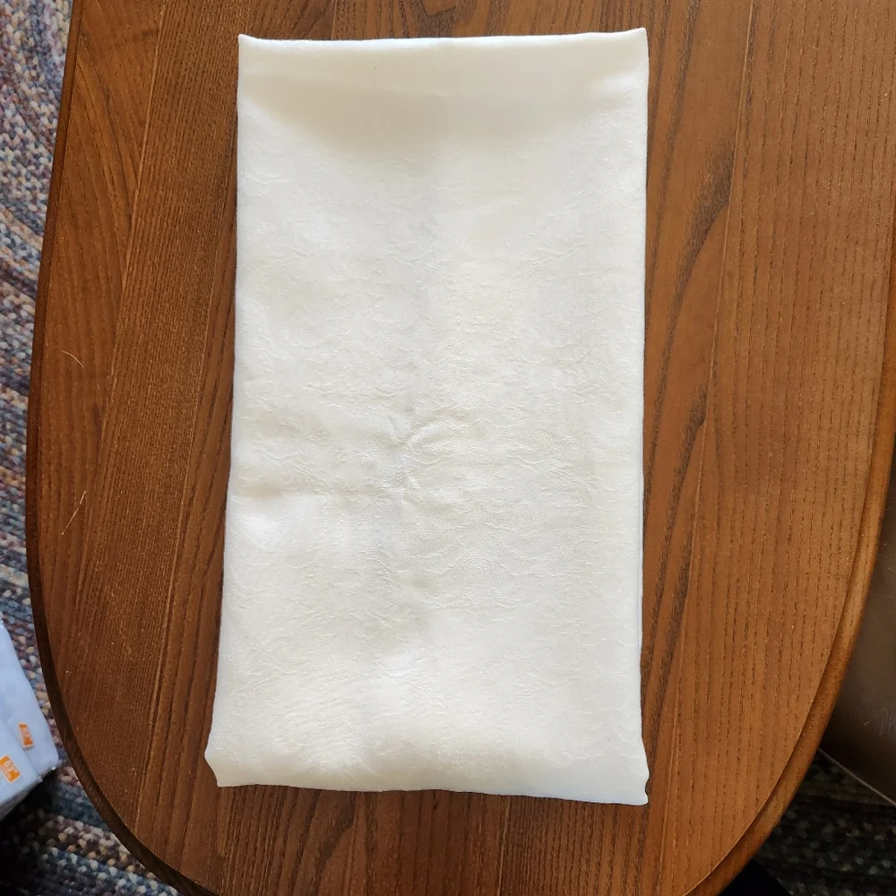 Jacquard Tablecloth and 4 Matching Napkins 52